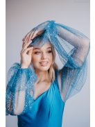 Adél – maxi šaty s výstrihom v tvare U a štrasovými tylovými rukávmi,  v modrej fondale farbe