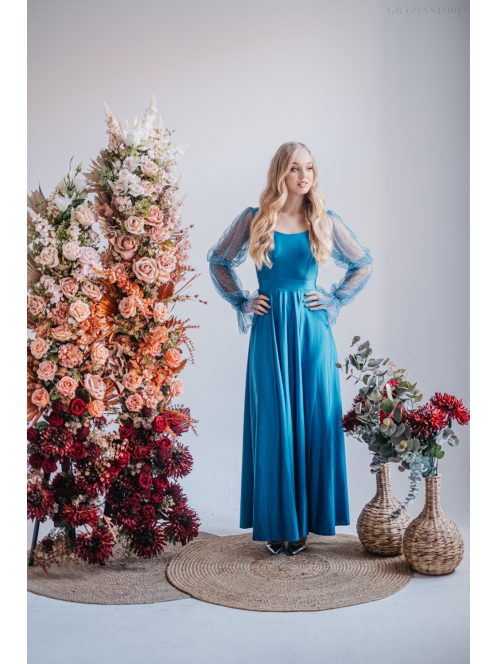 Adél – maxi šaty s výstrihom v tvare U a štrasovými tylovými rukávmi,  v modrej fondale farbe