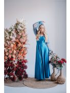 Adél – maxi šaty s výstrihom v tvare U a štrasovými tylovými rukávmi,  v modrej fondale farbe