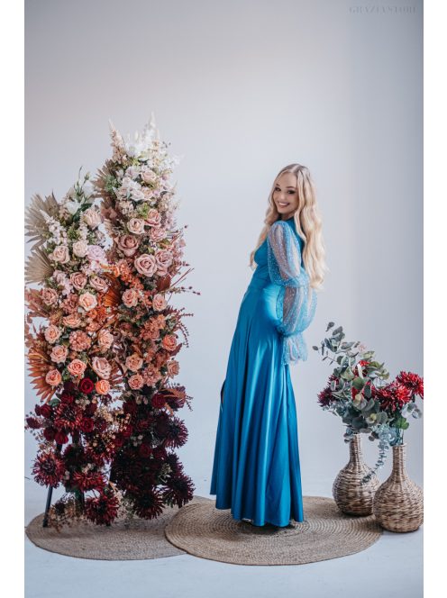 Adél – maxi šaty s výstrihom v tvare U a štrasovými tylovými rukávmi,  v modrej fondale farbe