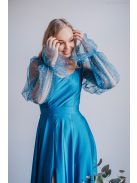 Adél – maxi šaty s výstrihom v tvare U a štrasovými tylovými rukávmi,  v modrej fondale farbe