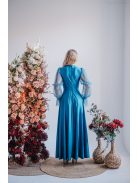 Adél – maxi šaty s výstrihom v tvare U a štrasovými tylovými rukávmi,  v modrej fondale farbe