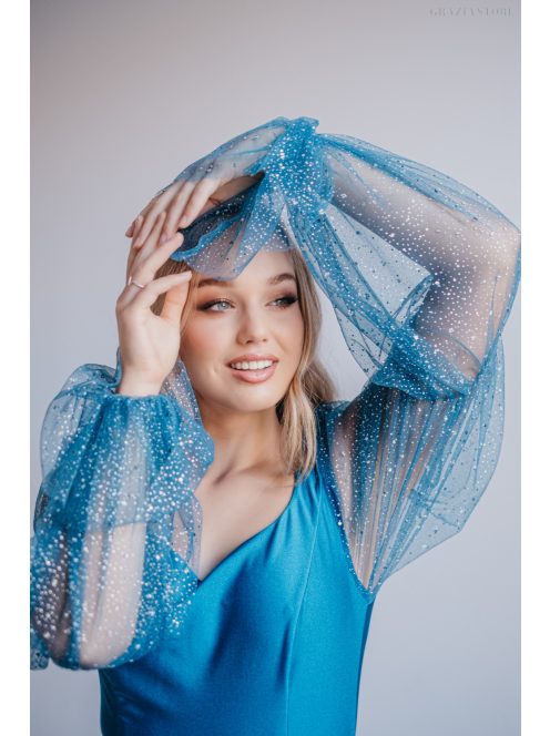 Adél – maxi šaty s výstrihom v tvare U a štrasovými tylovými rukávmi,  v modrej fondale farbe