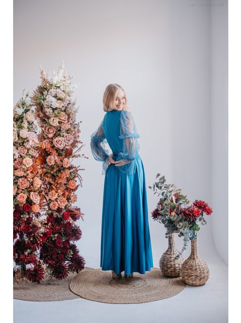 Adél – maxi šaty s výstrihom v tvare U a štrasovými tylovými rukávmi,  v modrej fondale farbe