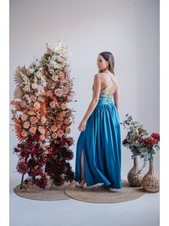   Madleine - maxi šaty s ramienkami na chrbte, vo farbe fondale modrá