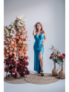   Zóra - maxi šaty s preloženou látkou na dekolte a úzkou sukňou,  v modrej fondale farbe