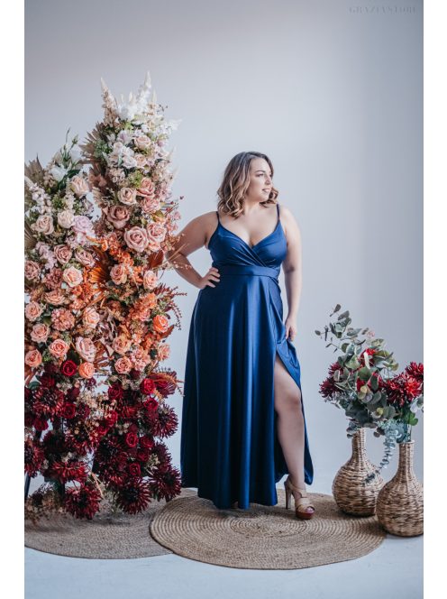 Abigél - maxi šaty s preloženým dekoltom, vo farbe modrá scuro