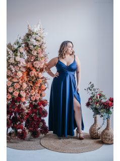   Abigél - maxi šaty s preloženým dekoltom, vo farbe modrá scuro
