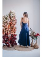 Emili- nariasené maxi šaty s výstrihom do V a tenkými ramienkami, v modrej scuro farbe