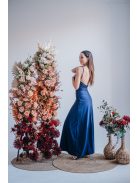 Emili- nariasené maxi šaty s výstrihom do V a tenkými ramienkami, v modrej scuro farbe