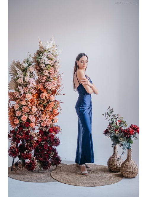 Emili- nariasené maxi šaty s výstrihom do V a tenkými ramienkami, v modrej scuro farbe