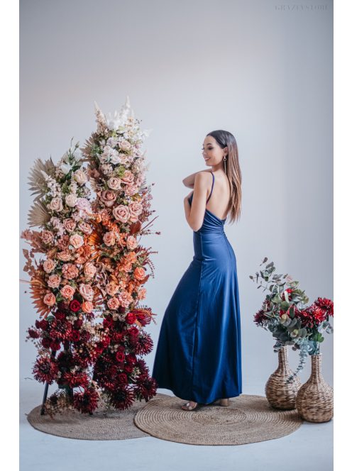 Emili- nariasené maxi šaty s výstrihom do V a tenkými ramienkami, v modrej scuro farbe