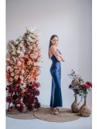 Emili- nariasené maxi šaty s výstrihom do V a tenkými ramienkami, v modrej scuro farbe