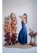 Emili- nariasené maxi šaty s výstrihom do V a tenkými ramienkami, v modrej scuro farbe