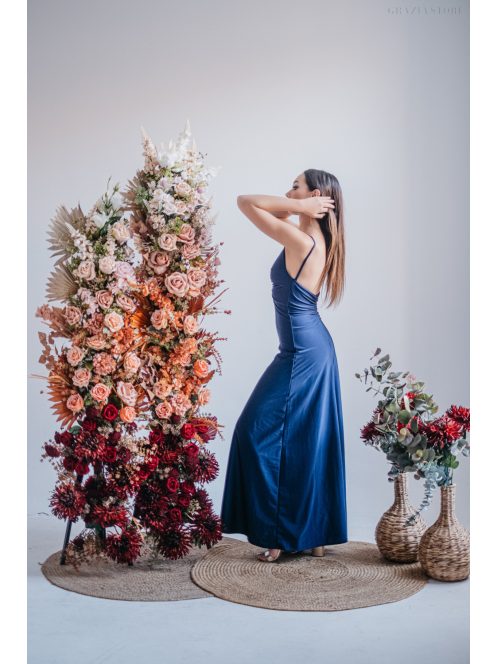 Emili- nariasené maxi šaty s výstrihom do V a tenkými ramienkami, v modrej scuro farbe