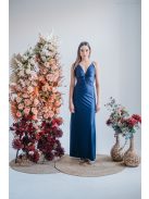 Emili- nariasené maxi šaty s výstrihom do V a tenkými ramienkami, v modrej scuro farbe