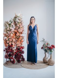   Emili- nariasené maxi šaty s výstrihom do V a tenkými ramienkami, v modrej scuro farbe