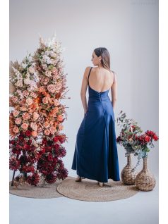   Emili- nariasené maxi šaty s výstrihom do V a tenkými ramienkami, v modrej scuro farbe