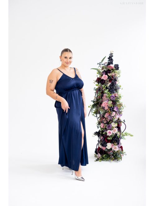 Vanda - maxi šaty s nastaviteľnými ramienkami a zaväzovaním v páse, z light saténového materiálu, v tmavo-modrej farbe