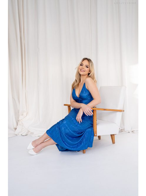 Emili- maxi šaty s výstrihom do V a tenkými ramienkami z lesklej plisovanej látky, v modrej farbe