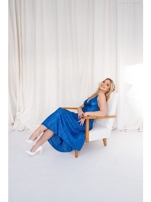 Emili- maxi šaty s výstrihom do V a tenkými ramienkami z lesklej plisovanej látky, v modrej farbe