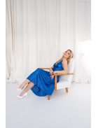 Emili- maxi šaty s výstrihom do V a tenkými ramienkami z lesklej plisovanej látky, v modrej farbe