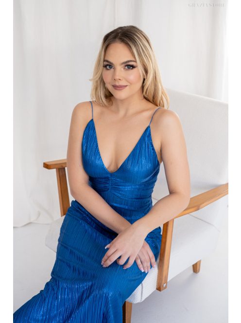 Emili- maxi šaty s výstrihom do V a tenkými ramienkami z lesklej plisovanej látky, v modrej farbe