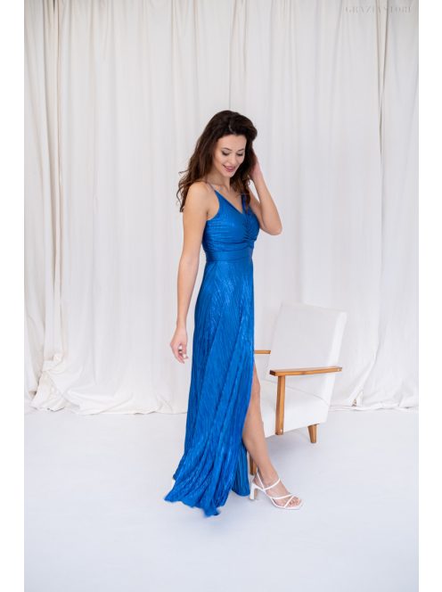 Zita - maxi so špeciálnym riešením chrbta z lesklého plisovaného materiálu, v modrej farbe