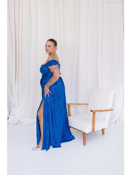 Inez - maxi šaty z lesklého plisovaného materiálu s nariaseným topom a romantickými rukávmi, v modrej farbe