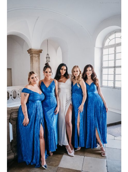 Inez - maxi šaty z lesklého plisovaného materiálu s nariaseným topom a romantickými rukávmi, v modrej farbe