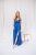 Zelma - maxi šaty z lesklého, plisovaného materiálu so špagetovými ramienkami a hlbokým výstrihom, v modrej farbe