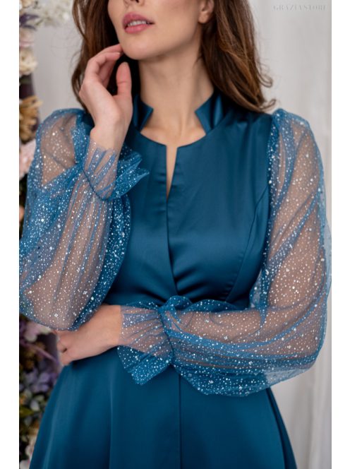 Írisz - maxi šaty so špeciálnym výstrihom, dlhými, štrasovými, tylovými rukávmi zo saténového materiálu, v petrolejovej modrej farbe