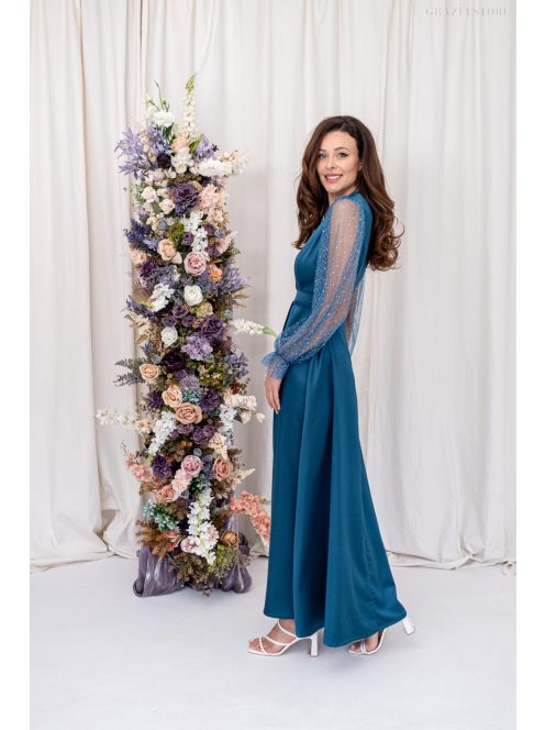 Írisz - maxi šaty so špeciálnym výstrihom, dlhými, štrasovými, tylovými rukávmi zo saténového materiálu, v petrolejovej modrej farbe