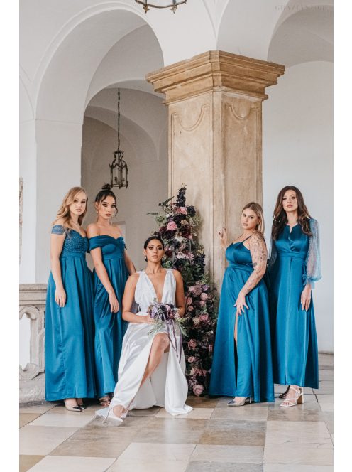 Írisz - maxi šaty so špeciálnym výstrihom, dlhými, štrasovými, tylovými rukávmi zo saténového materiálu, v petrolejovej modrej farbe