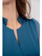 Írisz - maxi šaty so špeciálnym výstrihom, dlhými, štrasovými, tylovými rukávmi zo saténového materiálu, v petrolejovej modrej farbe