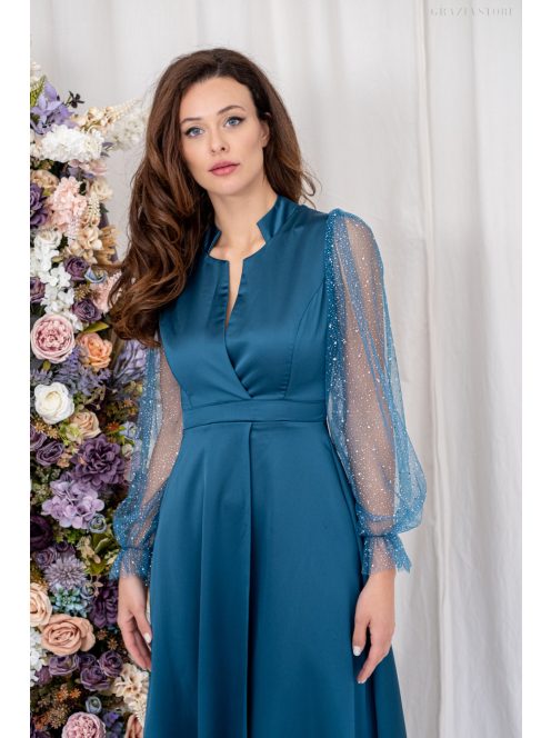 Írisz - maxi šaty so špeciálnym výstrihom, dlhými, štrasovými, tylovými rukávmi zo saténového materiálu, v petrolejovej modrej farbe
