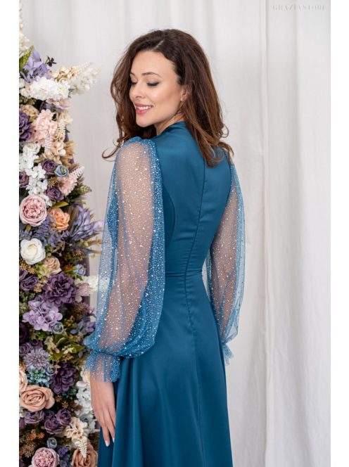 Írisz - maxi šaty so špeciálnym výstrihom, dlhými, štrasovými, tylovými rukávmi zo saténového materiálu, v petrolejovej modrej farbe