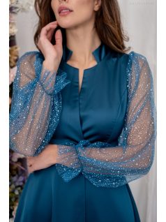   Írisz - maxi šaty so špeciálnym výstrihom, dlhými, štrasovými, tylovými rukávmi zo saténového materiálu, v petrolejovej modrej farbe