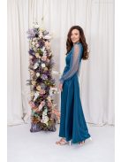 Írisz - maxi šaty so špeciálnym výstrihom, dlhými, štrasovými, tylovými rukávmi zo saténového materiálu, v petrolejovej modrej farbe