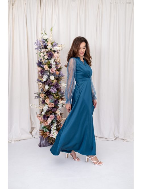 Írisz - maxi šaty so špeciálnym výstrihom, dlhými, štrasovými, tylovými rukávmi zo saténového materiálu, v petrolejovej modrej farbe
