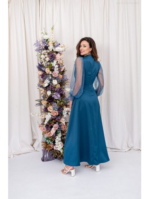 Írisz - maxi šaty so špeciálnym výstrihom, dlhými, štrasovými, tylovými rukávmi zo saténového materiálu, v petrolejovej modrej farbe