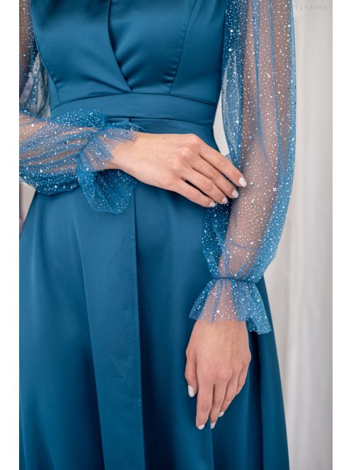 Írisz - maxi šaty so špeciálnym výstrihom, dlhými, štrasovými, tylovými rukávmi zo saténového materiálu, v petrolejovej modrej farbe