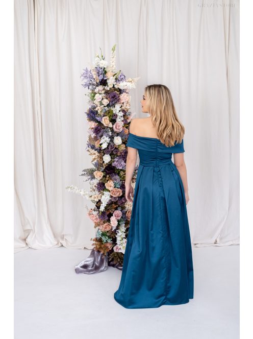 Audrey - maxi šaty so srdiečkovým výstrihom,  zo saténového materiálu, v petrolejovej modrej farbe