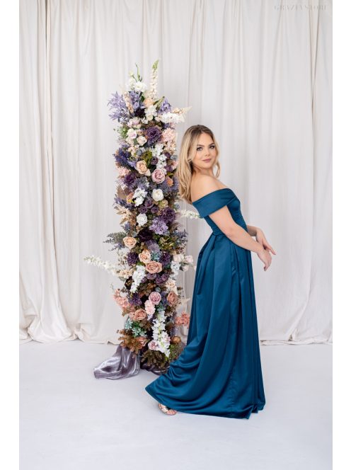 Audrey - maxi šaty so srdiečkovým výstrihom,  zo saténového materiálu, v petrolejovej modrej farbe