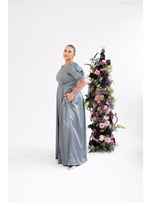 Andrea - saténové maxi šaty s pufovanými rukávmi a špeciálnym vykrojeným chrbtom, v zeleno-sivej farbe