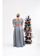 Andrea - saténové maxi šaty s pufovanými rukávmi a špeciálnym vykrojeným chrbtom, v zeleno-sivej farbe