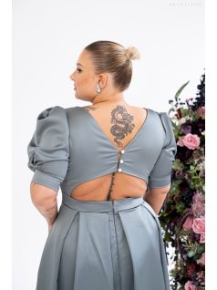   Andrea - saténové maxi šaty s pufovanými rukávmi a špeciálnym vykrojeným chrbtom, v zeleno-sivej farbe