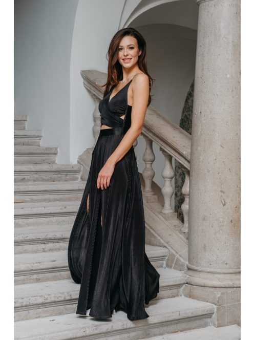 Yvonne - maxi šaty s prekríženým topom  z lesklého, elastického, plisovaného materiálu, v čiernej farbe.