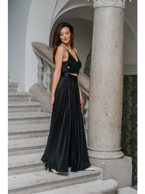 Yvonne - maxi šaty s prekríženým topom  z lesklého, elastického, plisovaného materiálu, v čiernej farbe.