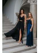 Yvonne - maxi šaty s prekríženým topom  z lesklého, elastického, plisovaného materiálu, v čiernej farbe.